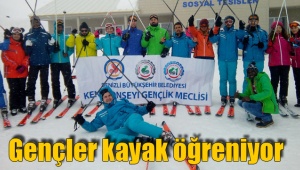 Gençler kayak öğreniyor