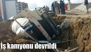 İş kamyonu devrildi