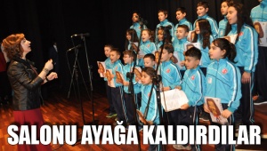 SALONU AYAĞA KALDIRDILAR