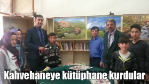 Kahvehaneye kütüphane kurdular