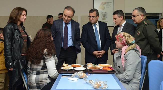 Öğrencilerle sohbet etti