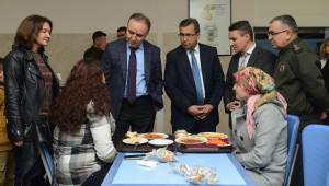 Öğrencilerle sohbet etti
