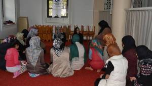 ÜNİVERSİTELİ HANIMLAR CAMİDE BULUŞTU