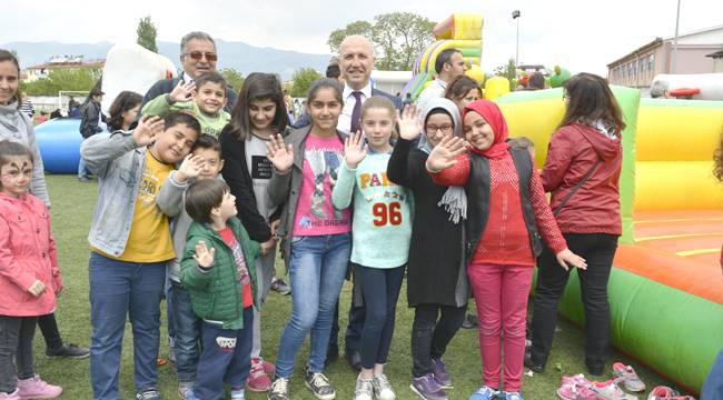 Çocukla çocuk oldu