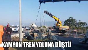 KAMYON TREN YOLUNA DÜŞTÜ