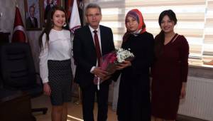 ÜNİVERSİTE ÖĞRENCİLERİNDEN BAŞKAN ŞEVKAN'A ZİYARET