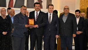 AK PARTİ ÇAMELİ İLÇE TEŞKİLATINA BİRİNCİLİK PLAKETİ