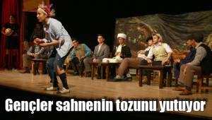Gençler sahnenin tozunu yutuyor