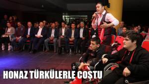HONAZ TÜRKÜLERLE COŞTU