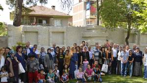 Özbaş özel anneleri unutmadı