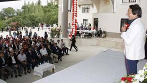 ZORLU MEZUNİYETE KATILDI