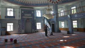 CAMİLERDE BAYRAM TEMİZLİĞİ YAPILIYOR