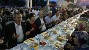 GÖNÜL SOFRASI KARŞIYAKA’DA KURULDU