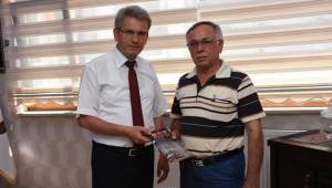 KENDİ MEMLEKETİNE KİTAP BAĞIŞINDA BULUNDU