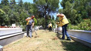 Mezarlıklarda bayram temizliği başladı