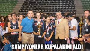 ŞAMPİYONLAR KUPALARINI ALDI