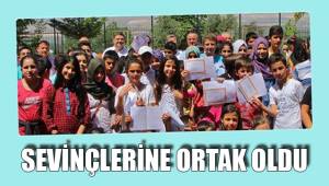 SEVİNÇLERİNE ORTAK OLDU