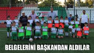 MİNİK SPORCULARA BELGELERİNİ BAŞKAN VERDİ