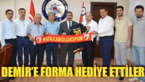 DEMİR’E FORMA HEDİYE ETTİLER
