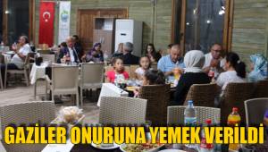 GAZİLER ONURUNA YEMEK VERİLDİ