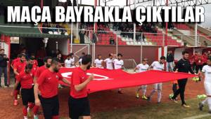 MAÇA BAYRAKLA ÇIKTILAR