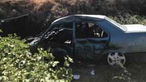 OTOMOBİL TIRA ÇARPTI