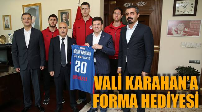VALİ KARAHAN’A FORMA HEDİYESİ