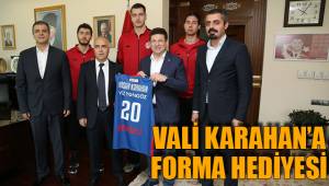 VALİ KARAHAN’A FORMA HEDİYESİ