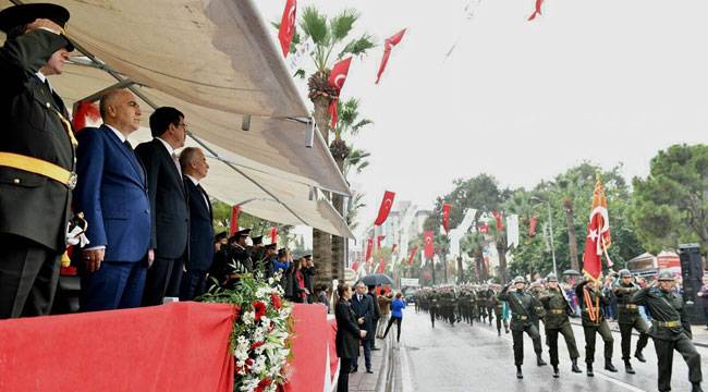 YAĞMUR ALTINDA CUMHURİYET COŞKUSU