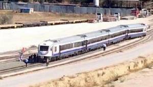 YOLCU TRENİ RAYDAN ÇIKTI