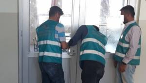 OKUL TADİLATLARINI HÜKÜMLÜLER YAPIYOR