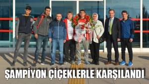 ŞAMPİYON ÇİÇEKLERLE KARŞILANDI