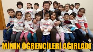 BAŞKAN MİNİK ÖĞRENCİLERİ AĞIRLADI