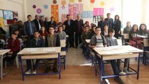 GÜRLESİN, ÖĞRENCİLERİN KARNE HEYECANINI PAYLAŞTI