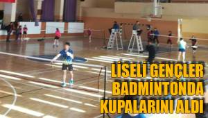 LİSELİ GENÇLER BADMİNTONDA KUPALARINI ALDI