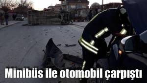 Minibüs ile otomobil çarpıştı