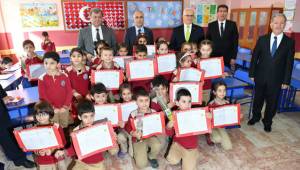 ÖĞRENCİLER KARNELERİNİ VALİ KARAHAN’DAN ALDILAR