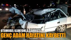 OTOMOBİL KAMYONLA ÇARPIŞTI
