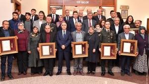 ÖVÜNÇ MADALYASI VERİLDİ