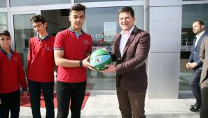 MERKEZEFENDİ’DEN 8. SINIFLARA BASKETBOL TOPU HEDİYESİ