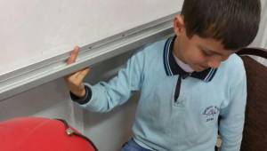 PARMAĞINI AKILLI TAHTAYA SIKIŞTIRDI