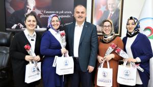 BAŞKAN GÜRLESİN’DEN BAYAN PERSONELLERE JEST