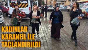 KADINLAR KARANFİL İLE TAÇLANDIRILDI
