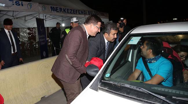 VATANDAŞLARA İKRAMLARDA BULUNDULAR