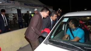 VATANDAŞLARA İKRAMLARDA BULUNDULAR