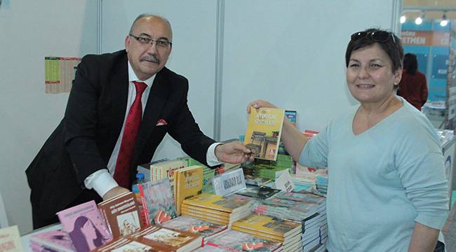DENİZLİLİ YAZARLARA YOĞUN İLGİ