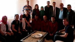 GENÇ ÇİFTİN DÜĞÜN HEDİYESİ SEVGİ ELİ'NDEN