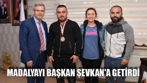 MADALYAYI BAŞKAN ŞEVKAN'A GETİRDİ