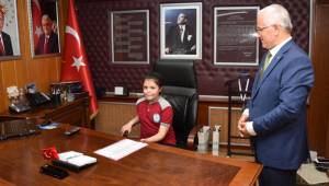 OĞUZ’UN KOLTUĞUNA AYŞENAZ OTURDU
