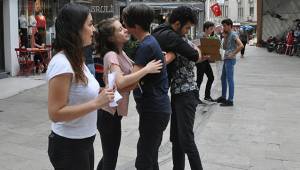 1 saatte 500 kişiye sarıldılar